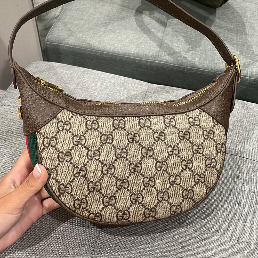 GG purse.